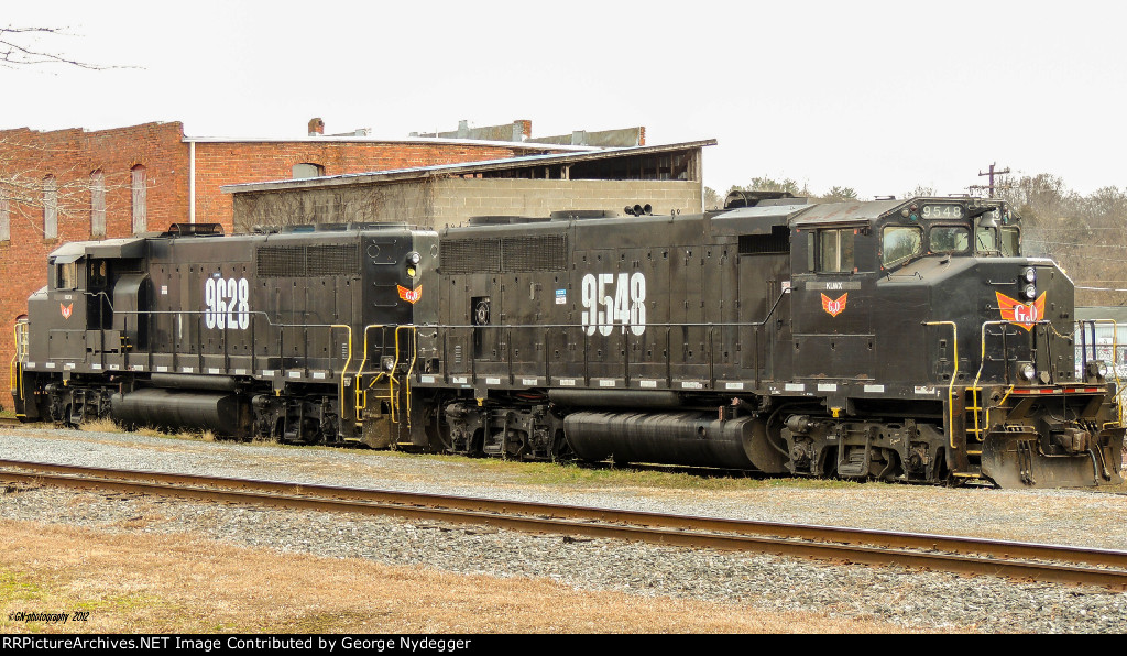 KLWX 9548 & 9628 GP40-2LW parked during lunch break